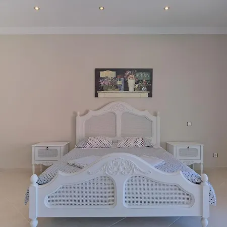 Large And Lovely Private Φετιγιέ